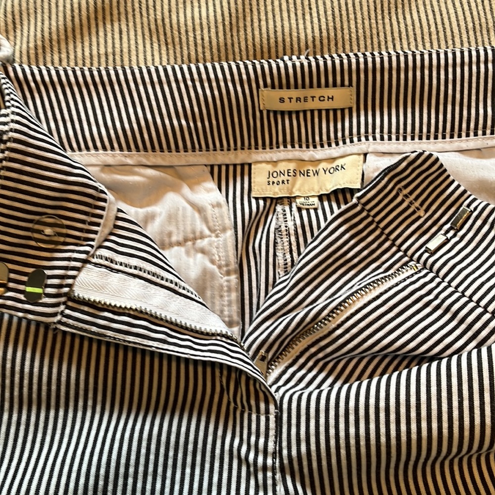 Size 10 shorts from Jones New York sport - Picture 2 of 5